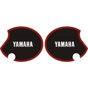 Seitendeckelaufkleber-Set 'YAMAHA' rechts+links, schwarz glänzend, rote Streifen (analog Tankdekor), Schriftzug weiß